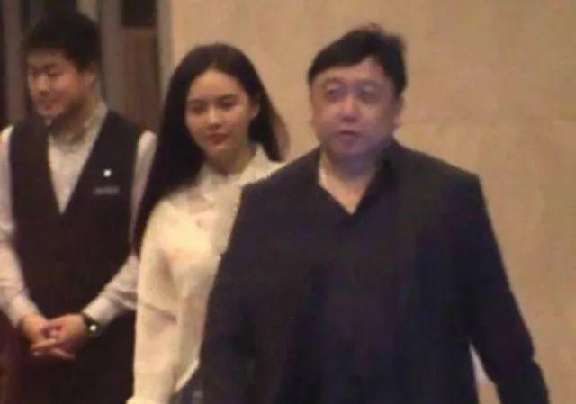 王晶攜「最嫩晶女郎」深夜回公寓，曾傳是私生女，出演其多部作品 