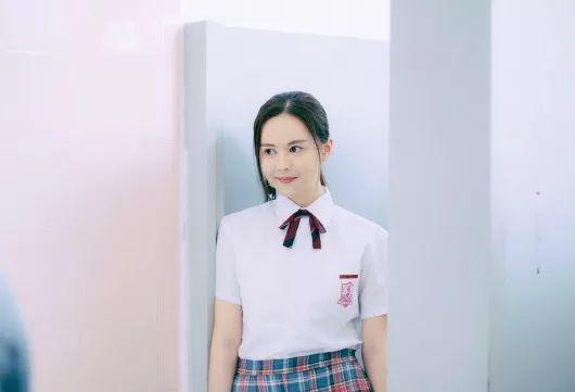 王晶攜「最嫩晶女郎」深夜回公寓，曾傳是私生女，出演其多部作品 