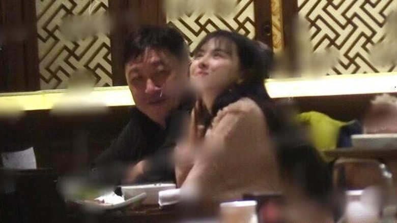 【史上最年輕の晶女郎!】豪乳嫩妹爬上王晶床，身分起底不得了！網友：根本父女戀…