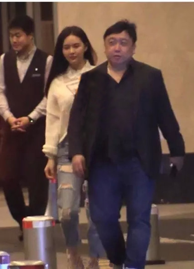 【史上最年輕の晶女郎!】豪乳嫩妹爬上王晶床，身分起底不得了！網友：根本父女戀…