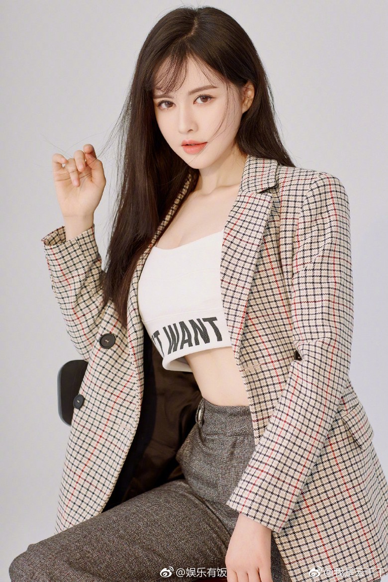 【史上最年輕の晶女郎!】豪乳嫩妹爬上王晶床，身分起底不得了！網友：根本父女戀…