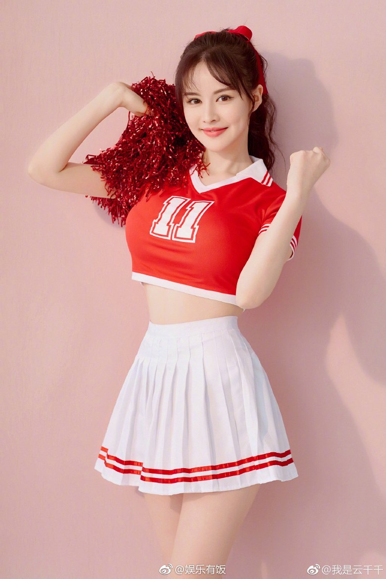 【史上最年輕の晶女郎!】豪乳嫩妹爬上王晶床，身分起底不得了！網友：根本父女戀…