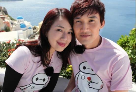 他們因姐弟戀成為夫妻，婚後身價上億豪車無數，卻寧做丁克不生子
