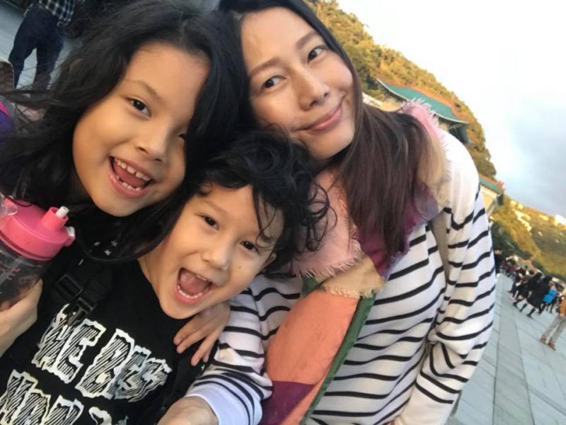 《炮仔聲》丁寧結婚10年「每天會等老公下班」感情超好，照顧「3混血兒女」不忘過兩人世界！
