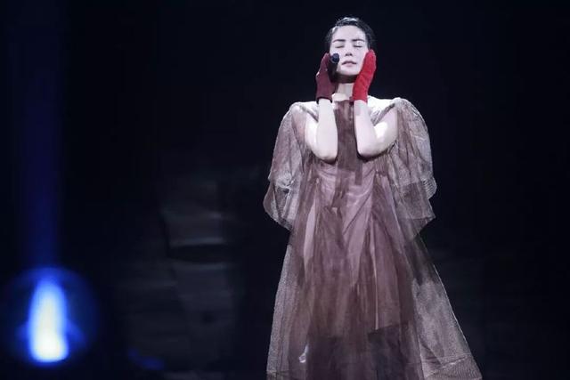 李亞鵬深夜發文宣布噩耗，王菲卻無任何回應，網友：「白養」3年
