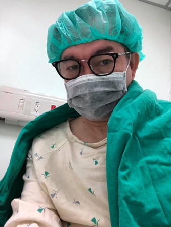 51歲康康全面停工！近照曝光，憔悴不已，不能說話不能笑宛如「啞巴」，令人心疼！