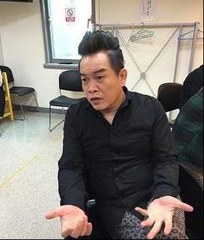 51歲康康全面停工！近照曝光，憔悴不已，不能說話不能笑宛如「啞巴」，令人心疼！