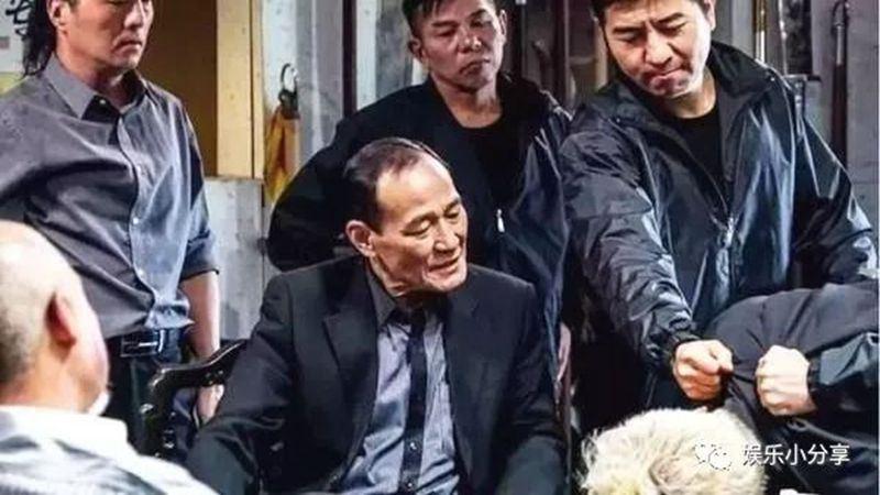 30年前林正英招惹黑社會，洪金寶出面談判挑戰，結果倒地不起嘴唇上留一塊疤。對方這麼厲害，是你我都熟悉的他