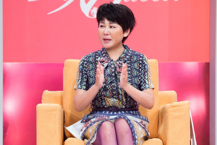 52歲「藍心湄」開心帶爸爸出遊！老父卻因「包著紙 尿 布」感到不好意思讓她瞬間淚崩！