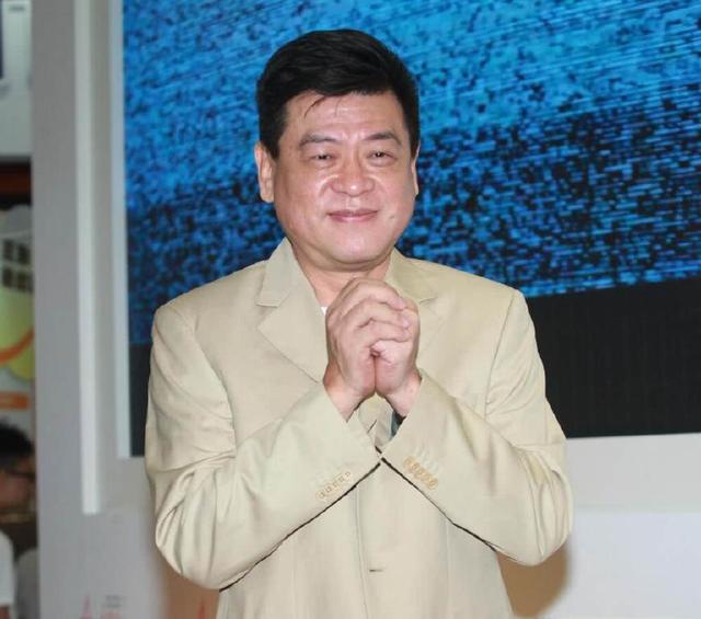 吳奇隆年賺6億仍念舊「養她30年」當親媽！他讚吳奇隆：「不像某些藝人」羨慕感慨！
