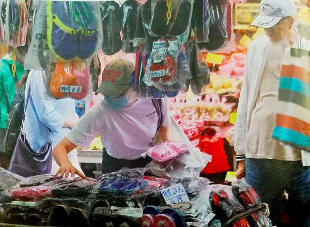 前港姐冠軍陳法蓉「蒙面」討價還價買便宜貨，還悄悄變賣名牌包包！