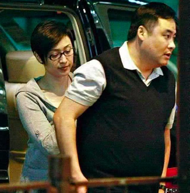前港姐冠軍陳法蓉「蒙面」討價還價買便宜貨，還悄悄變賣名牌包包！