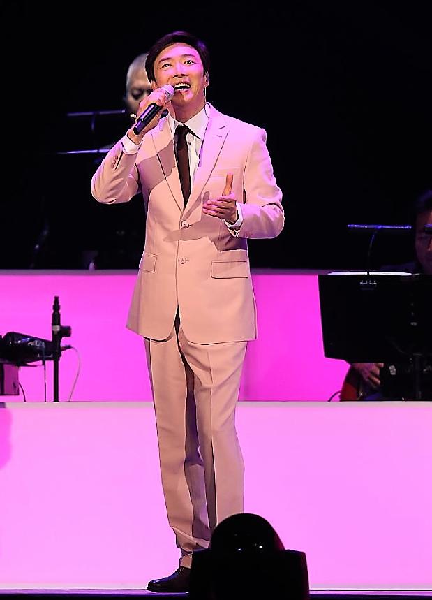 台北第1場！63歲費玉清「封麥巡演」，先捐2千萬還超時被罰5萬，最後一曲《晚安曲》哭了！ 