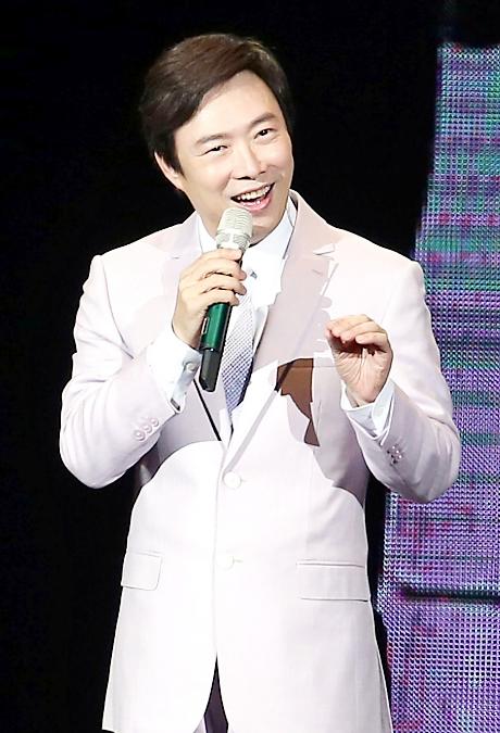 台北第1場！63歲費玉清「封麥巡演」，先捐2千萬還超時被罰5萬，最後一曲《晚安曲》哭了！ 