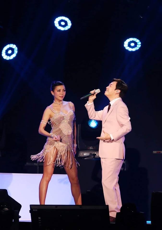 台北第1場！63歲費玉清「封麥巡演」，先捐2千萬還超時被罰5萬，最後一曲《晚安曲》哭了！ 