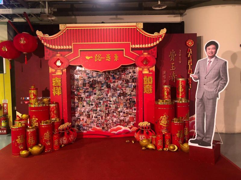台北第1場！63歲費玉清「封麥巡演」，先捐2千萬還超時被罰5萬，最後一曲《晚安曲》哭了！ 