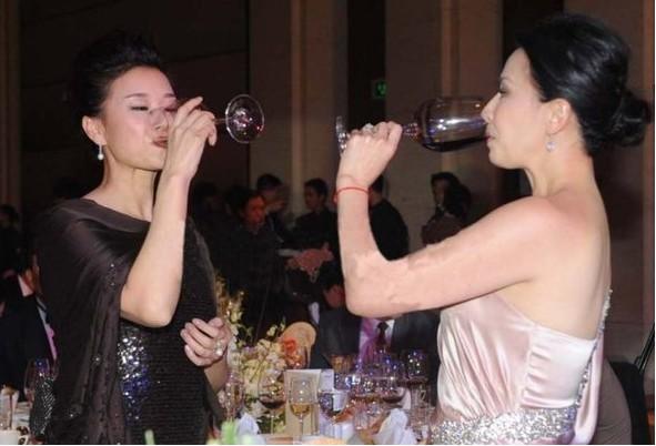 娛樂圈最愛喝酒的女明星，劉嘉玲上榜，她竟90秒喝下一瓶白酒！