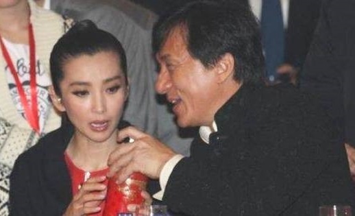 娛樂圈最愛喝酒的女明星，劉嘉玲上榜，她竟90秒喝下一瓶白酒！