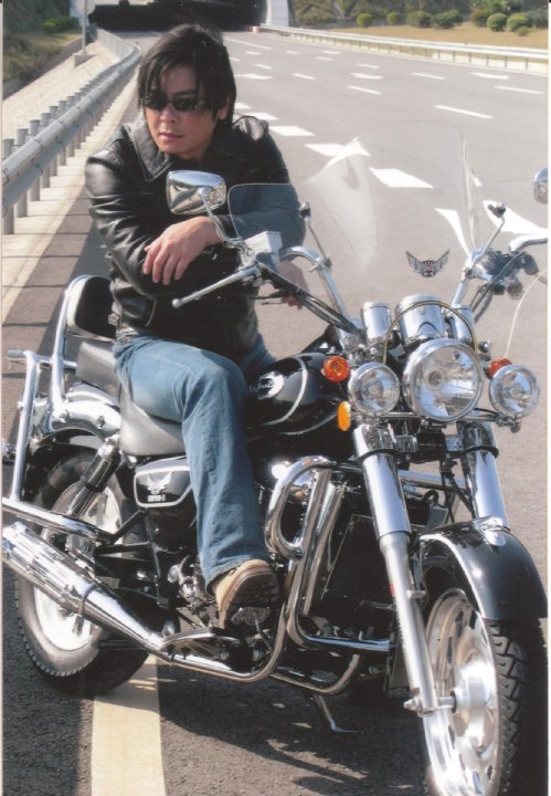 以一首《一場遊戲一場夢》紅遍亞洲，曾驚傳被人下毒而失聲...如今的王傑過著這樣的生活！ 