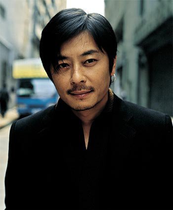 以一首《一場遊戲一場夢》紅遍亞洲，曾驚傳被人下毒而失聲...如今的王傑過著這樣的生活！ 