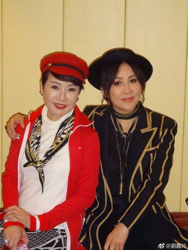 劉嘉玲找謝霆鋒媽媽合影！68歲狄波拉竟然比52歲劉嘉玲還年輕！