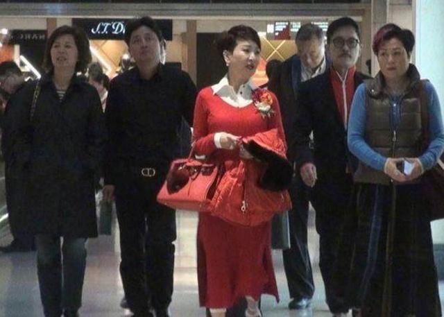 劉嘉玲找謝霆鋒媽媽合影！68歲狄波拉竟然比52歲劉嘉玲還年輕！