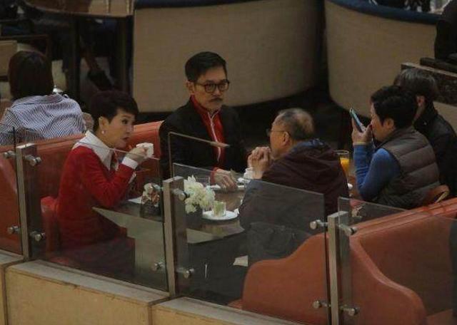 劉嘉玲找謝霆鋒媽媽合影！68歲狄波拉竟然比52歲劉嘉玲還年輕！
