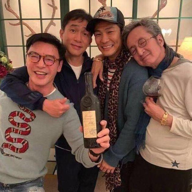 劉嘉玲找謝霆鋒媽媽合影！68歲狄波拉竟然比52歲劉嘉玲還年輕！