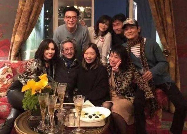 劉嘉玲找謝霆鋒媽媽合影！68歲狄波拉竟然比52歲劉嘉玲還年輕！