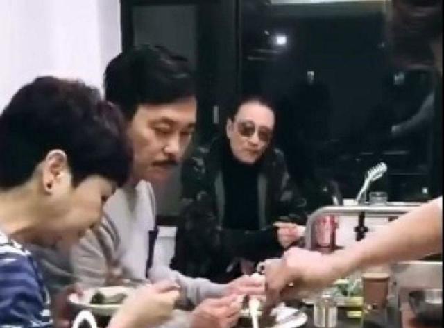 劉嘉玲找謝霆鋒媽媽合影！68歲狄波拉竟然比52歲劉嘉玲還年輕！