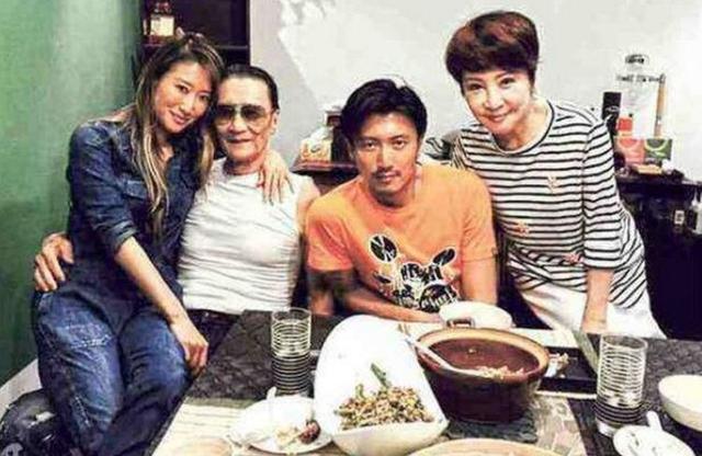 劉嘉玲找謝霆鋒媽媽合影！68歲狄波拉竟然比52歲劉嘉玲還年輕！
