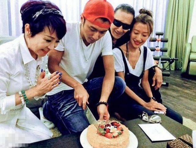 劉嘉玲找謝霆鋒媽媽合影！68歲狄波拉竟然比52歲劉嘉玲還年輕！