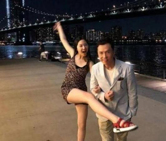 甄子丹14歲女兒，腿長1米1，長相卻一言難盡，網友：可惜了！