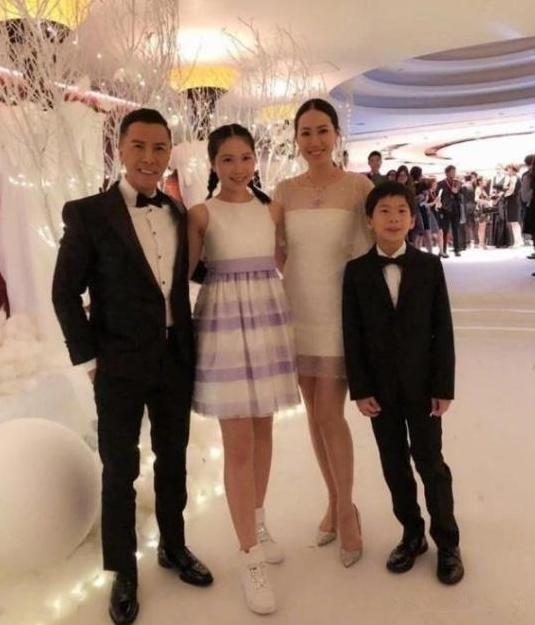 甄子丹14歲女兒，腿長1米1，長相卻一言難盡，網友：可惜了！