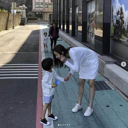 過年年假隋棠一家「現身華山草原」，Max和Lucy玩泡泡被拍！一家「超親民舉動」被網友贊爆！