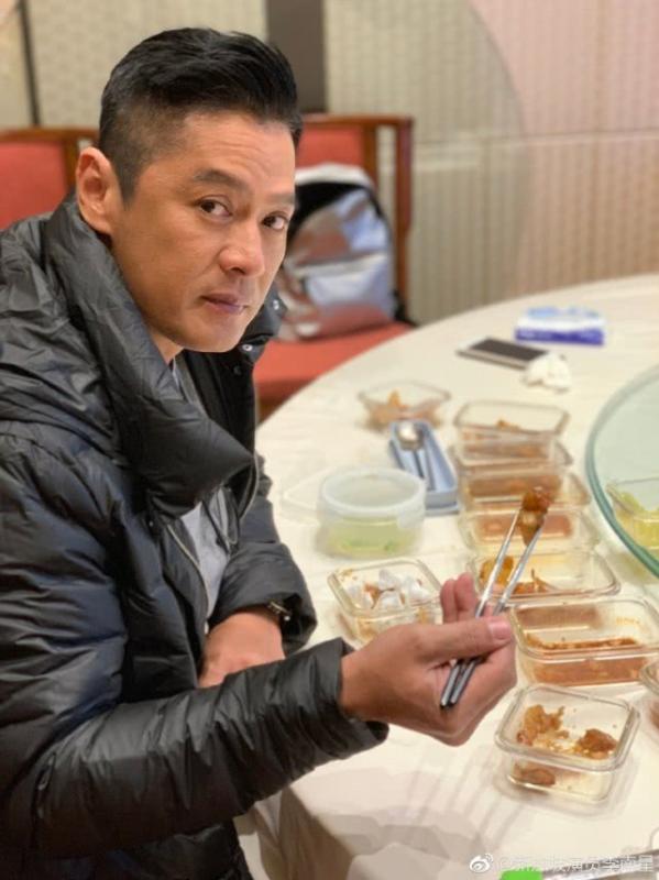 被譽「新加坡周潤發」，人生卻幾經坎坷，已經年過半百仍孤身