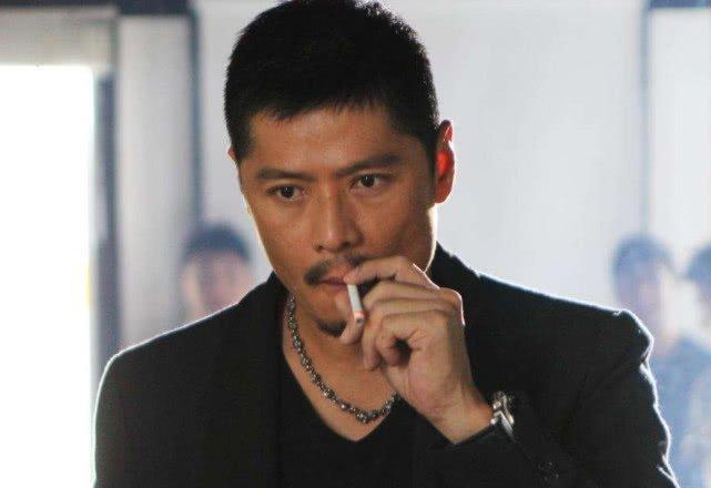 被譽「新加坡周潤發」，人生卻幾經坎坷，已經年過半百仍孤身