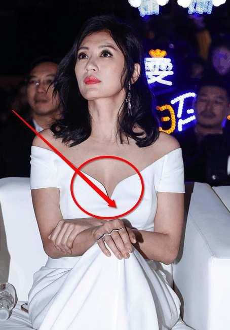 賈靜雯穿抹胸禮服都快掉下來，網友：就像兩個炒焦掉的板栗！