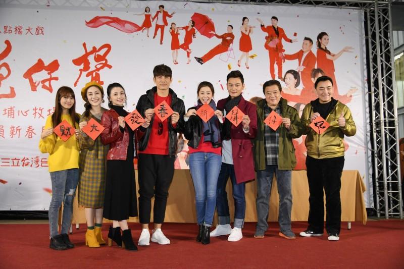 李燕「豪撒50萬紅包」寵家人！薪水捐孤兒院「領養7個孩子」宛如親生疼愛！