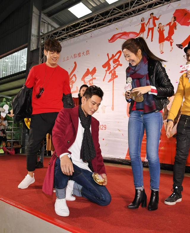 李燕「豪撒50萬紅包」寵家人！薪水捐孤兒院「領養7個孩子」宛如親生疼愛！