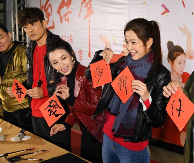 李燕「豪撒50萬紅包」寵家人！薪水捐孤兒院「領養7個孩子」宛如親生疼愛！