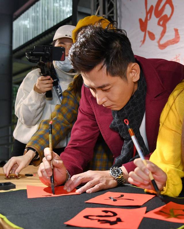 李燕「豪撒50萬紅包」寵家人！薪水捐孤兒院「領養7個孩子」宛如親生疼愛！