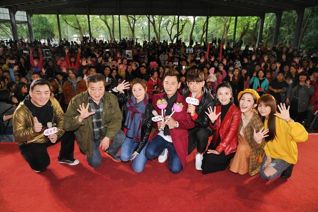 李燕「豪撒50萬紅包」寵家人！薪水捐孤兒院「領養7個孩子」宛如親生疼愛！