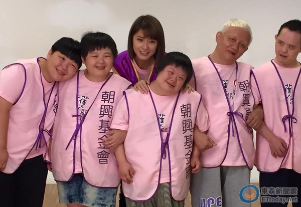 李燕「豪撒50萬紅包」寵家人！薪水捐孤兒院「領養7個孩子」宛如親生疼愛！