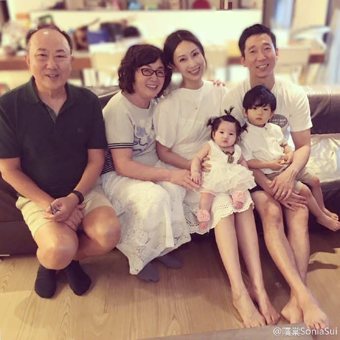 隋棠曬「三代同框」慶女兒生日！高顏兒女萌化眾人，網友焦點卻全在「爺孫合照」Lucy表情！