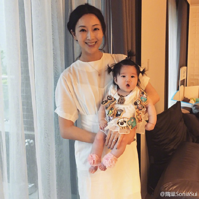 隋棠曬「三代同框」慶女兒生日！高顏兒女萌化眾人，網友焦點卻全在「爺孫合照」Lucy表情！
