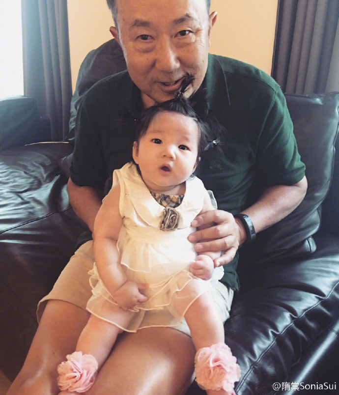 隋棠曬「三代同框」慶女兒生日！高顏兒女萌化眾人，網友焦點卻全在「爺孫合照」Lucy表情！