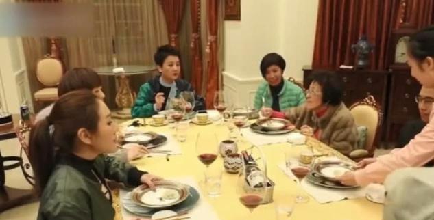 魯豫去賭王四太家吃飯，傭人端上一盤餃子，網友：豪門這麼講究？
