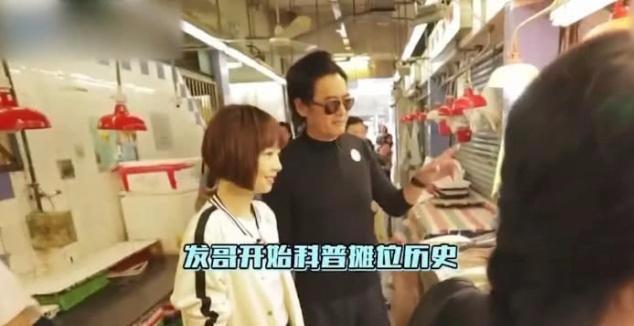 魯豫去賭王四太家吃飯，傭人端上一盤餃子，網友：豪門這麼講究？