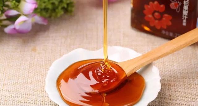 把白酒倒進蜂蜜里，假蜂蜜立刻現原形，再也不怕買到假的了！